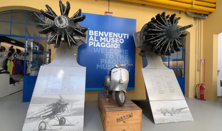 Piaggio集團不只會做機車，甚至也是義大利飛機及火車製造業的翹楚。從進博物館第一時間，就透過兩具巨型星型航空引擎來闡述歷史。林浩昇攝