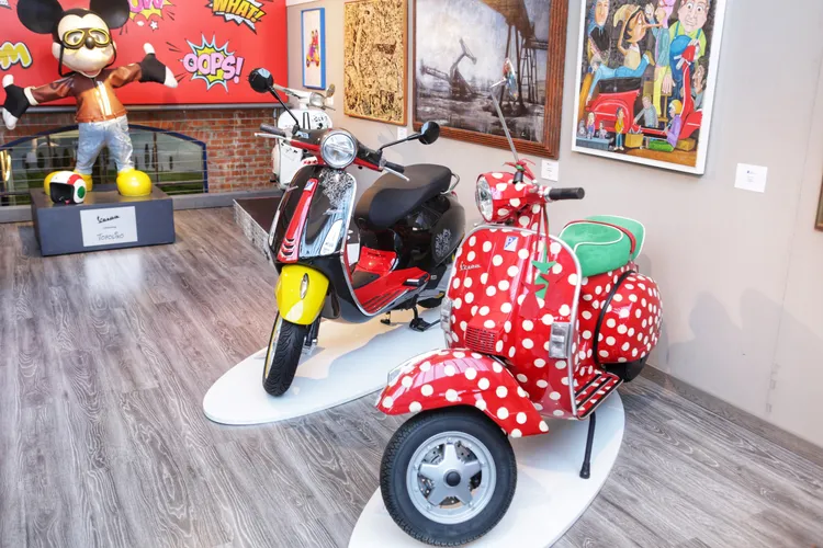 Vespa與迪士尼聯名推出的米老鼠主題車款(左)，為慶祝迪士尼100週年所打造，融合經典Vespa設計與米奇元素，車身採紅黑配色並搭配米奇標誌，展現童趣與義式美學的跨界結晶。林浩昇攝