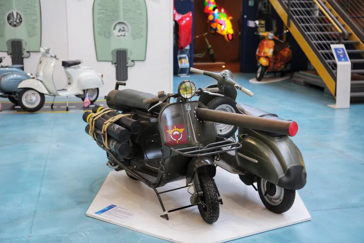 Vespa 150 TAP 是1950年代為法國傘兵部隊打造的軍用速克達，配備M20無後座力砲，可空投部署，兼具機動性與火力，是Vespa最具戰鬥風格的代表作。林浩昇攝