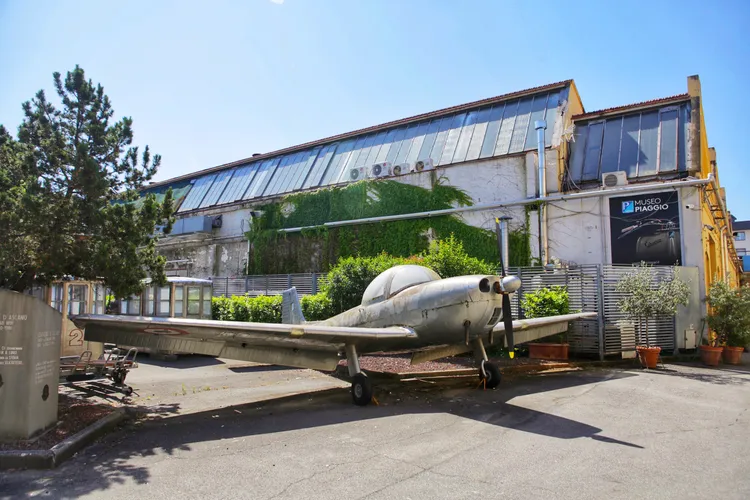 戶外廣場中停著一架1951年製造的P148雙座教練機。林浩昇攝