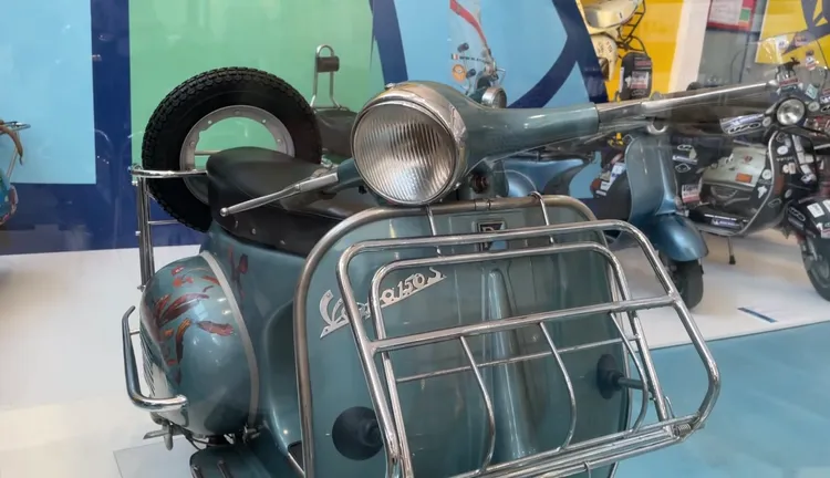 這台在玻璃箱裡的1962年份Vespa 150 S，無意間成為雋永經典。林浩昇攝