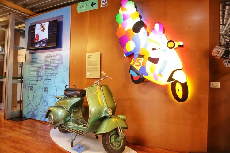 1949年份的Vespa 125靜靜陳列在迴廊盡頭，此車為私人收藏家捐贈，以慶祝博物館開幕的贈禮。林浩昇攝