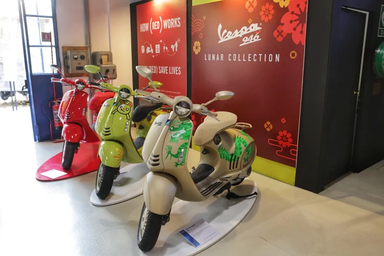 另外一邊則是陳列著Vespa 946系列三款限量車種。林浩昇攝