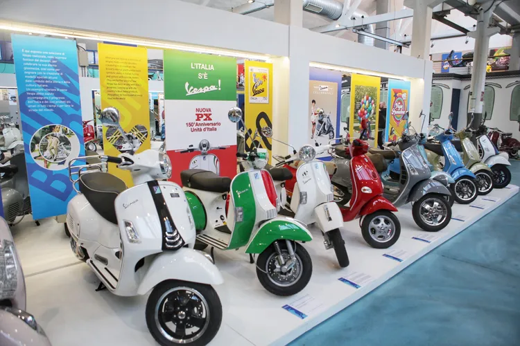 2000年之後的車款，則展示如2011年義大利統一150週年紀念款、2016年Vespa 70週年特仕車等限量車款。林浩昇攝