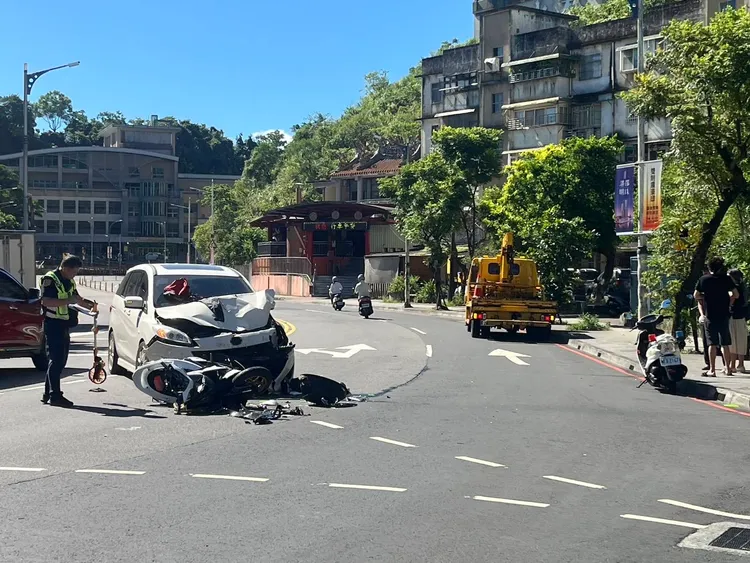 強大衝擊力造成2車出現嚴重損毀。翻攝照片