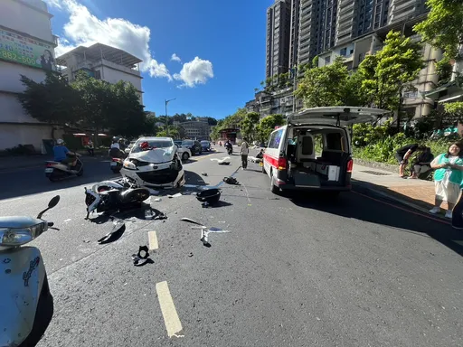 路口對撞左轉車!基隆騎士噴飛數米遠倒地 驚悚瞬間曝光