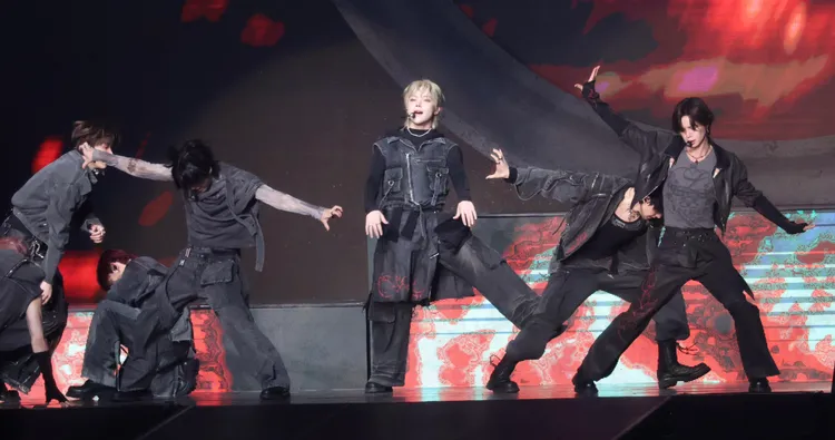 王奕翔（中）首次回家開唱難掩緊張，講到一半破音。莊宗達攝