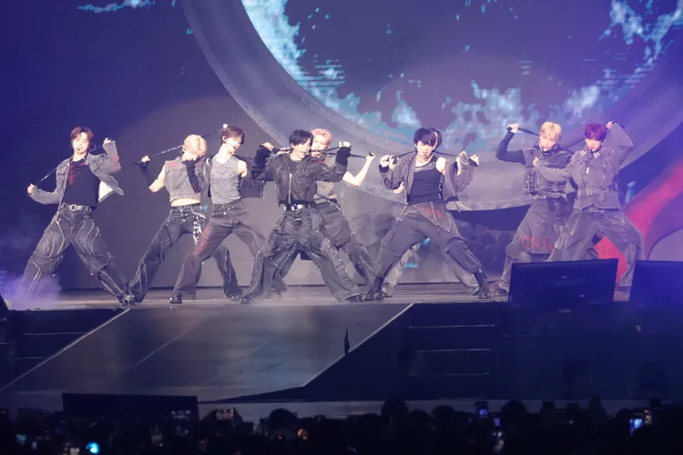 &TEAM以矇眼舞《Go in Blind》揭開序幕。莊宗達攝