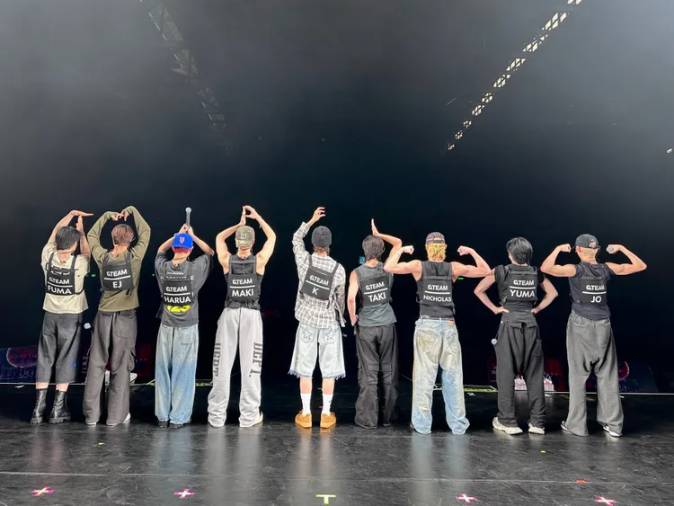 &TEAM彩排前分別在頭上比出TAIPEI台北的英文字母，王奕翔（右三）大秀結實臂膀。翻攝&TEAM X