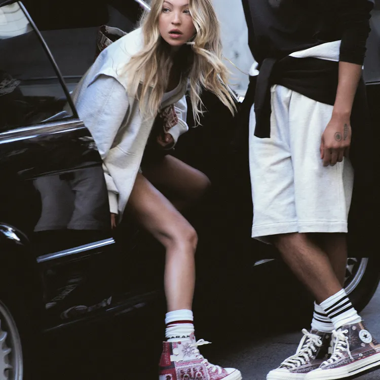 萊拉摩絲詮釋出慵懶又率性的法式風情。品牌提供