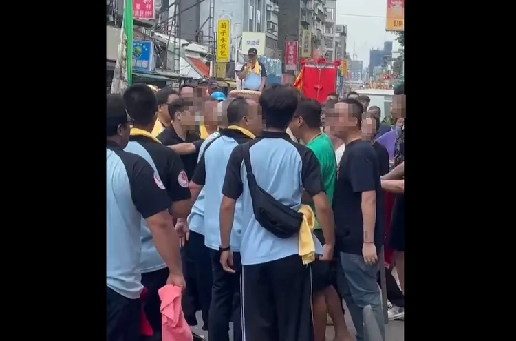 陣頭團員將剛燃放完畢的煙火踢至擺放於路旁鞭炮處，引發衝突。翻攝畫面