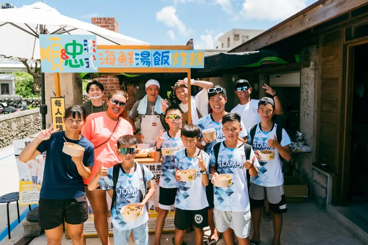 《歐吉桑騎士》施名帥（後排左起）、李銘順、李銘忠、奧運選手張浩，與風帆小選手們合照。公視提供