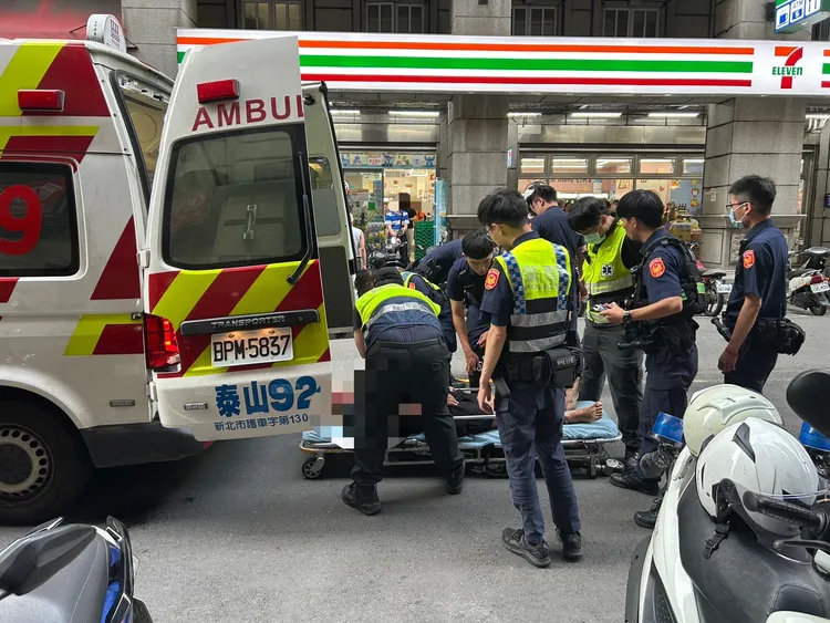 林男遭制伏後強制送醫。警方提供