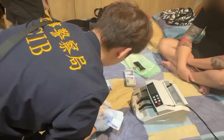 警方前往據點搜索。警方提供