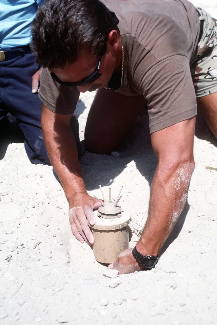 專業人員清除人員殺傷地雷。翻攝wiki/ Anti-Personnel Landmines