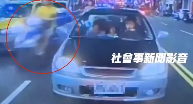 婦人憤而開門下車前，才有2輛機車從旁呼嘯而過。翻攝自社會事新聞影音