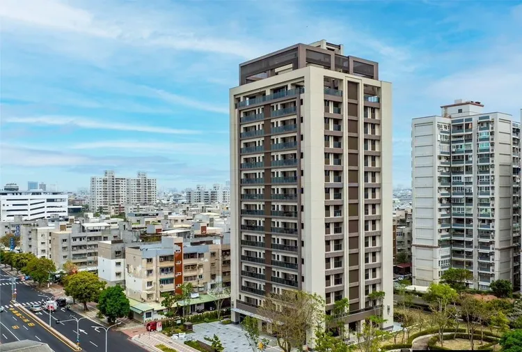 「誠品生活台南」附近住宅主要是國宅，但南側約300公尺處有一棟剛完工的「森安邦」社區，最高成交單坪37-38萬元。信義房屋提供