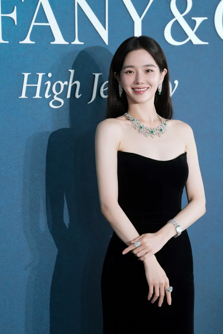 朴圭瑛佩戴Blue Book系列中的Ocean Flora碧海蔓影祖母綠與鑽石項鍊、耳環及戒指。品牌提供