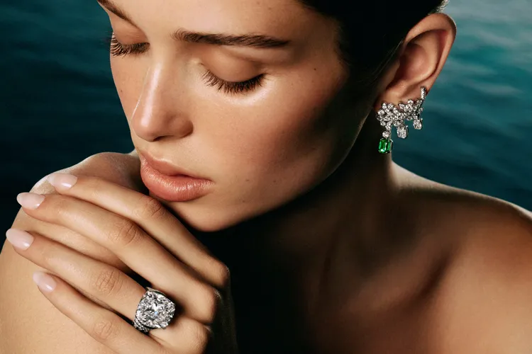 Ocean Flora系列鑽石戒指與祖母綠耳環。品牌提供