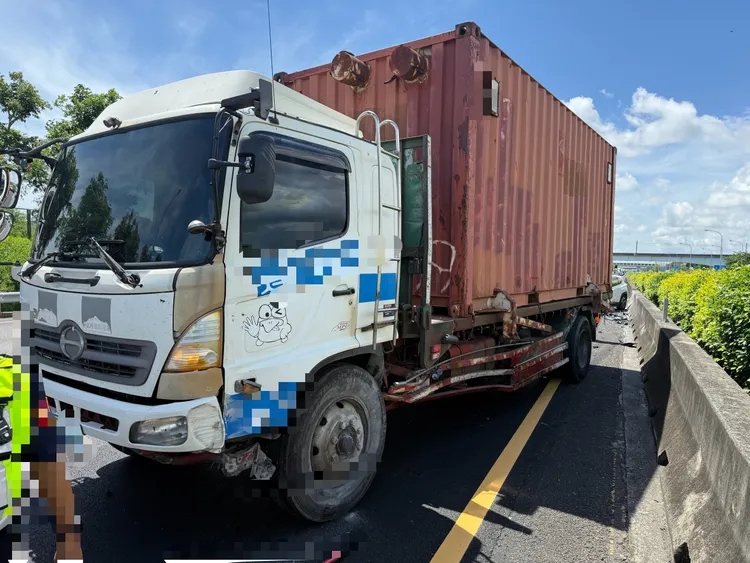 這起車禍事故一度造成後方車輛回堵。民眾提供