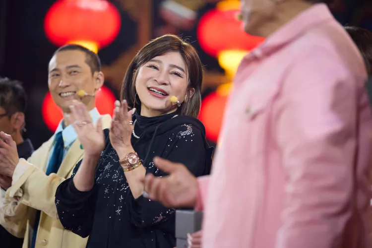 王彩樺（中）參與錄製特別企劃《全民練喙花》，精彩可期。公視台語提供