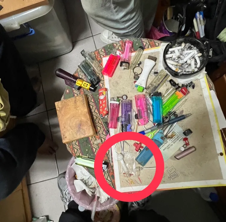 警員拘提偷車竊賊時於其家中查獲安非他命以及吸食器。翻攝畫面