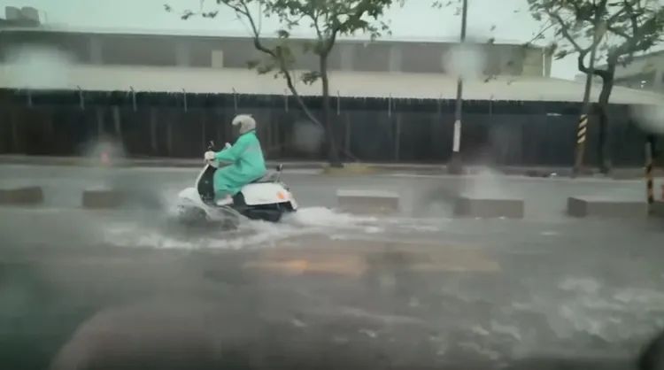 高雄小港的沿海路機車通勤就像騎在水中。翻攝自threads