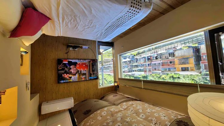 平溪區「溪隱之宿」除了有天燈造型的裝飾外，更可以從客房觀景窗外看到火車經過。Booking.com提供