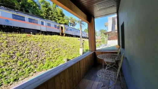 新北市「平溪區」的平溪支線，一趟兼具礦業歷史、貓咪相伴，以及祈福天燈的幸福鐵道旅行。Booking.com提供