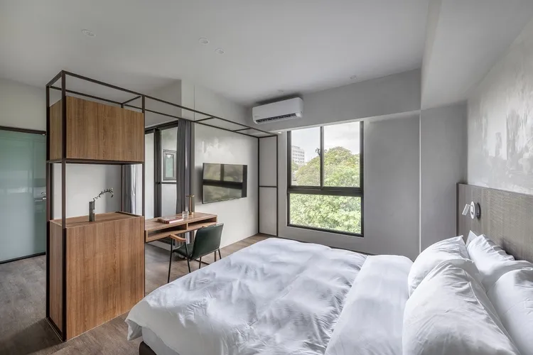 彰化市「彰化華宿文旅」以工業風內裝結合圓弧線條外觀，巧妙呈現簡約樸實的美感。Booking.com提供