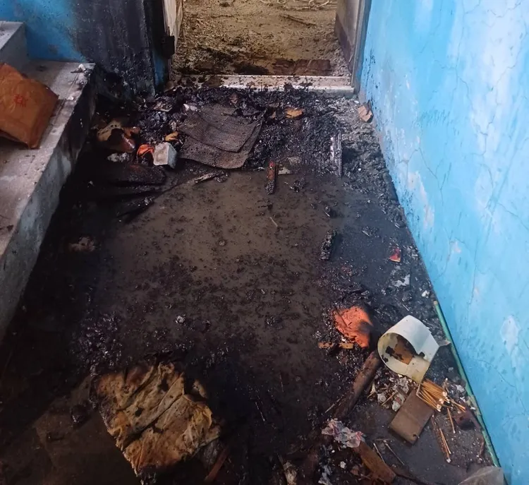 三民區河北二路傳火警，屋內陳男說是蚊蟲很多燒雜物驅蚊。翻攝畫面