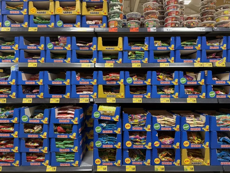 德國超市貨架上陳列各式哈瑞寶（Haribo）小熊軟糖產品。175克裝售價僅1.19歐元（約新台幣40元），在俄烏戰爭爆發後物價普遍上漲的德國，被視為相對親民的甜食選擇。 中央社
