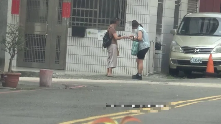 張姓老婦（左）出面向報案人取款，被警方逮捕。民眾提供