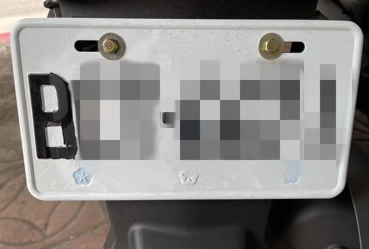 李男用黑色膠帶貼車牌企圖掩人耳目。警方提供