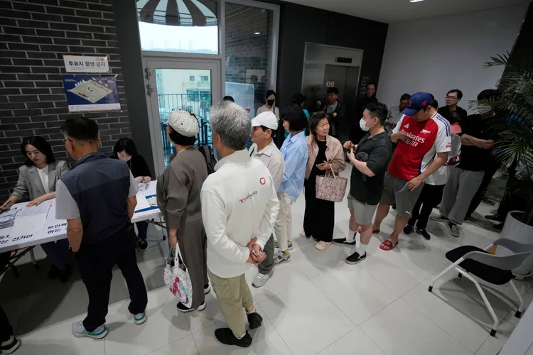 投票所一早就排滿等待投票的選民。美聯社