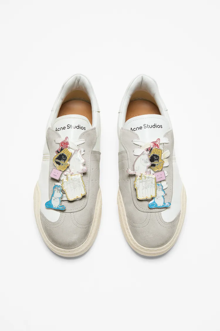 Acne Studios x Moomin綁帶運動鞋配有可拆式金屬嚕嚕米角色徽章，2萬9500元。品牌提供