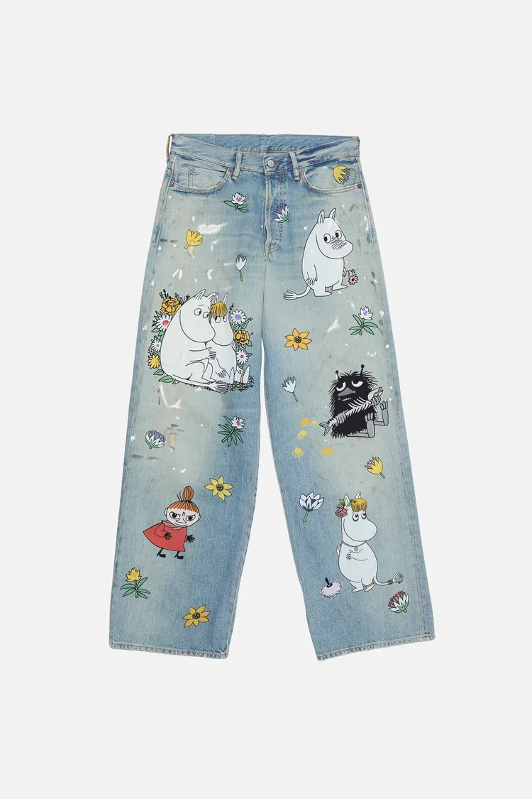 Acne Studios x Moomin印花丹寧長褲，3萬1000元。品牌提供