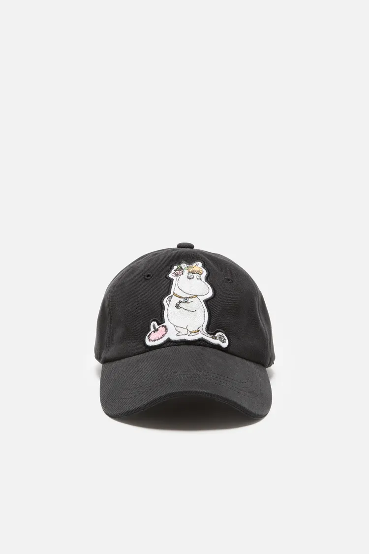 Acne Studios x Moomin棒球帽，7800元。品牌提供