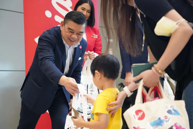 泰亞航首席執行長 Santisuk Klongchaiya 特地親赴台灣，於桃園機場登機門口親手致贈精心準備的首航紀念周邊給每位登機旅客。業者提供