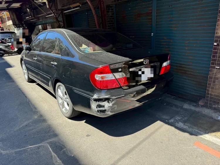 黑色轎車停在路旁，後保桿遭撞，對方駕駛肇逃，竟又是高齡駕駛。翻攝畫面
