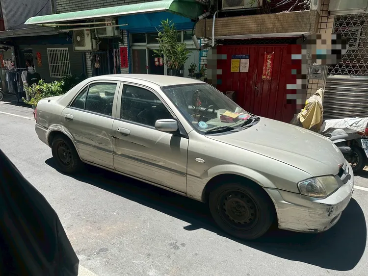 肇事車輛的駕駛為79歲老翁，向警方辯稱會撞到路旁車輛是因為身體不適。翻攝畫面