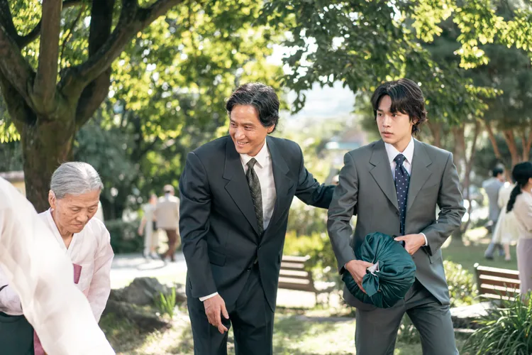 姜有白（右）在《苦盡柑來遇見你》飾演IU的弟弟，入圍男新人肯定。Netflix提供