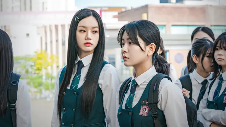 鄭受彬（右）在《善意的競爭》與惠利有女女吻戲，提名女新人。Netflix提供