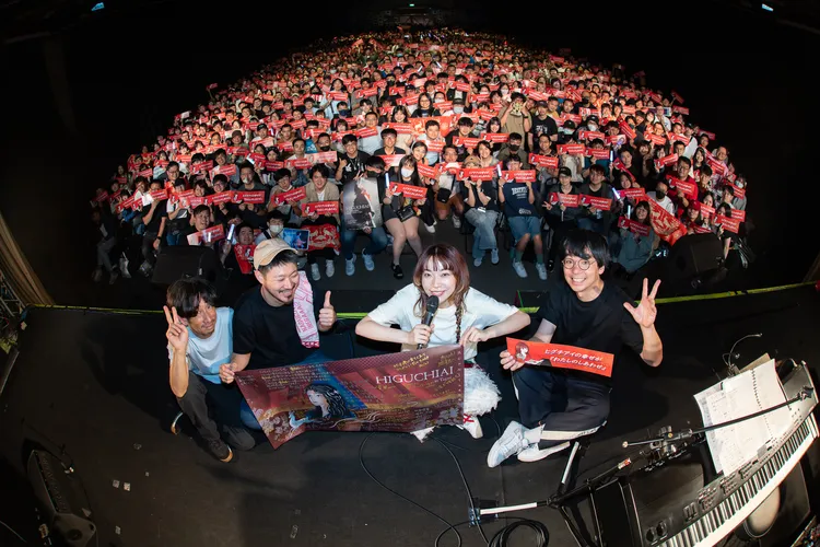 樋口愛與滿場粉絲拍照留念。寬宏藝術提供
