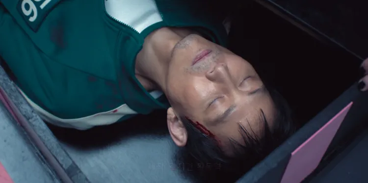 李政宰第3季躺進蝴蝶結棺材。翻攝Netflix