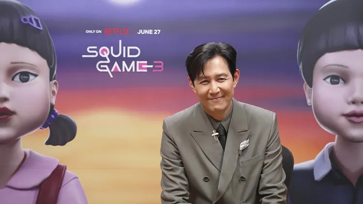 李政宰想對奇勳說「快去你女兒那裡吧」。Netflix提供