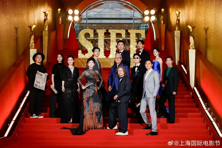 章子怡、楊冪與《醬園弄‧懸案》劇組走上紅毯。翻攝上海國際電影節微博