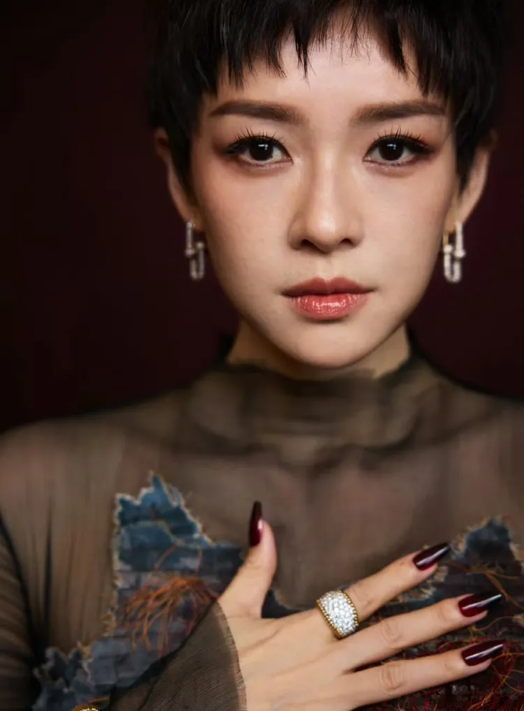 章子怡以全新的「狗啃極短髮」亮相。翻攝章子怡工作室微博