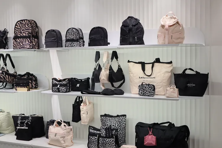 LeSportsac夏日主題系將動物紋融入機能包袋的外觀，打造出狂野夏日風格。品牌提供