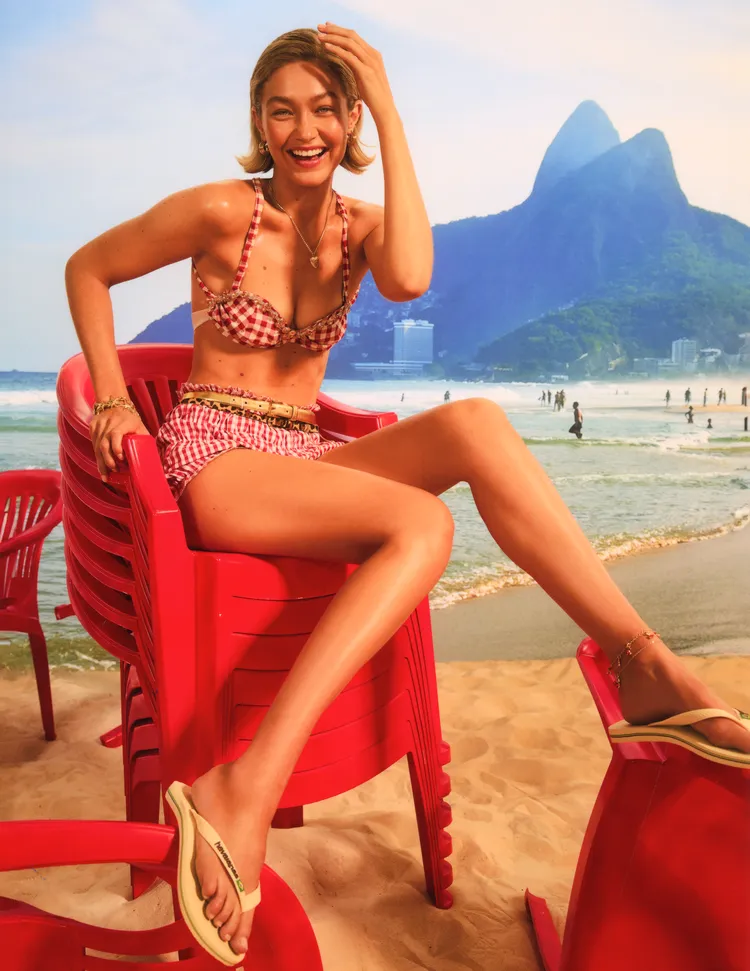Gigi Hadid換上比基尼搭配牌Havaianas人字拖。品牌提供